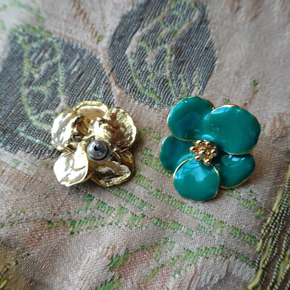 LOVELY Vintage Floral Enamel and Gold Tone Metal … - image 4