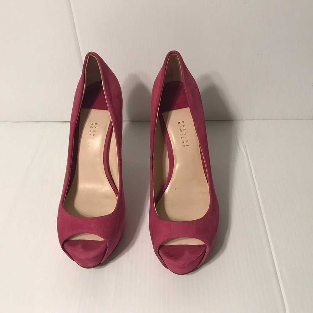 BARNEYS New York magenta suede platform heels pee… - image 4