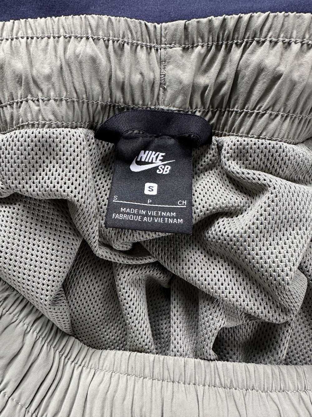 Nike Nike sb Pants sz small - image 3