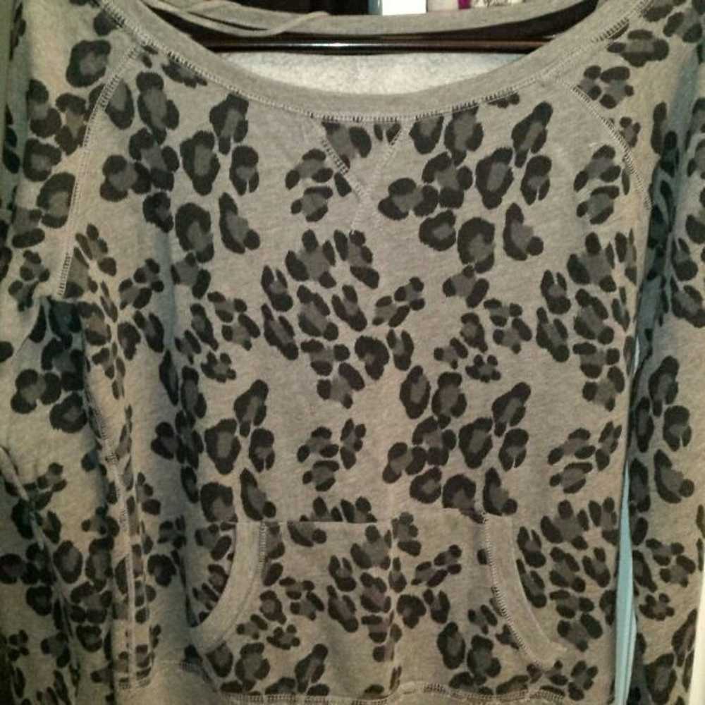 Leopard print sweat shirt - image 1