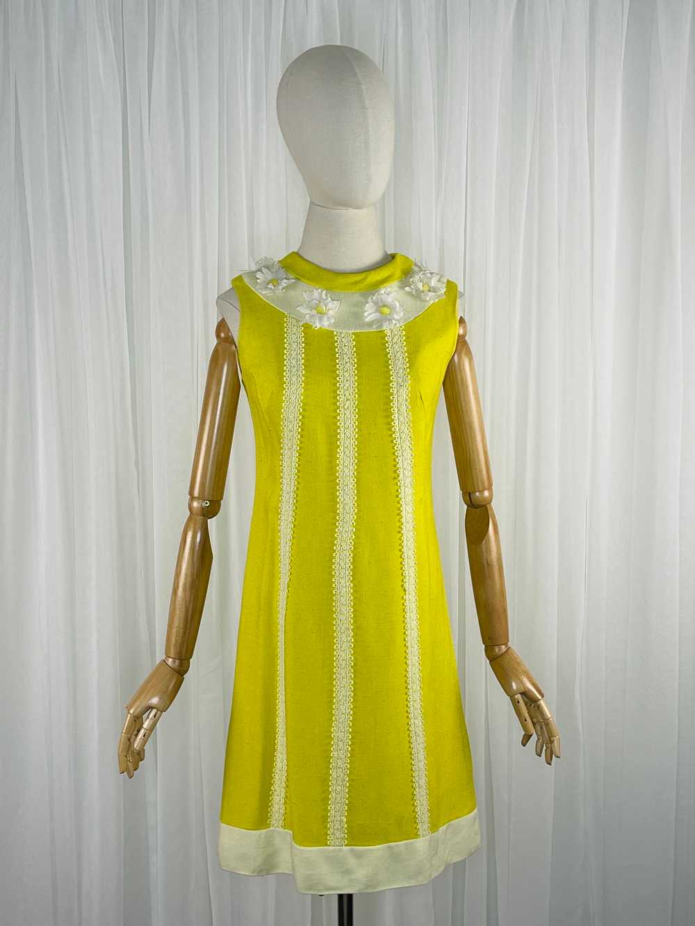 1960s yellow linen daisey dress - image 3