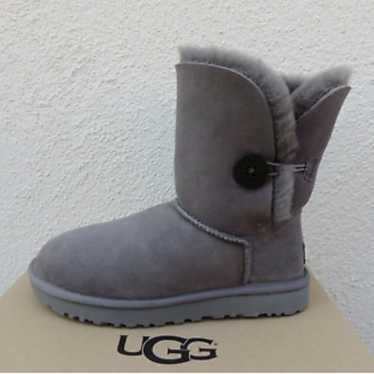 NWT Ugg Grey Bailey Button Short Boots Size 9