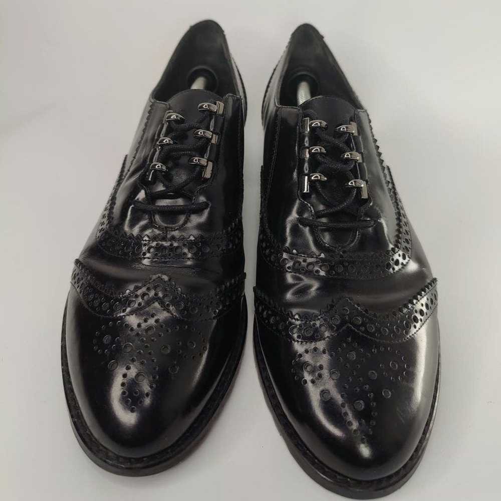 Black Stuart weitzman wingtip lace up shoes sz 8 - image 2