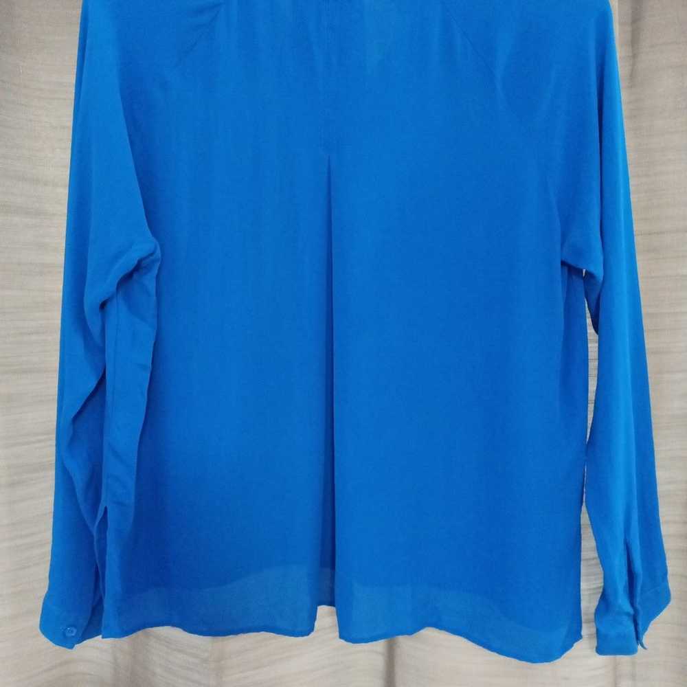 Vince 100% Silk dressy blue blouse size small - image 4