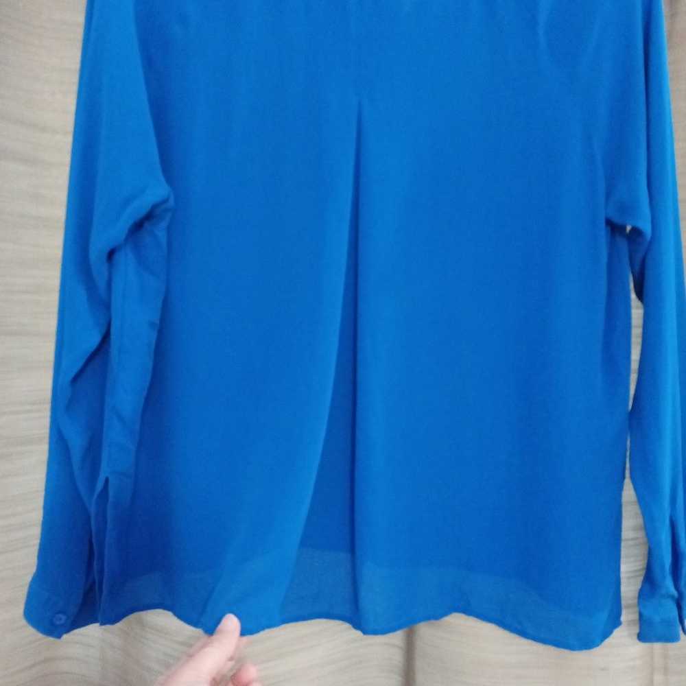 Vince 100% Silk dressy blue blouse size small - image 5