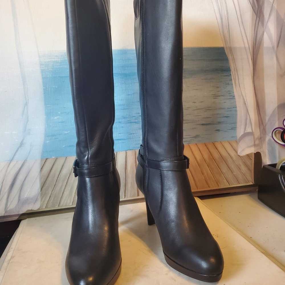 Size 9 Naturalizer Taelynn Knee High Boots - image 1