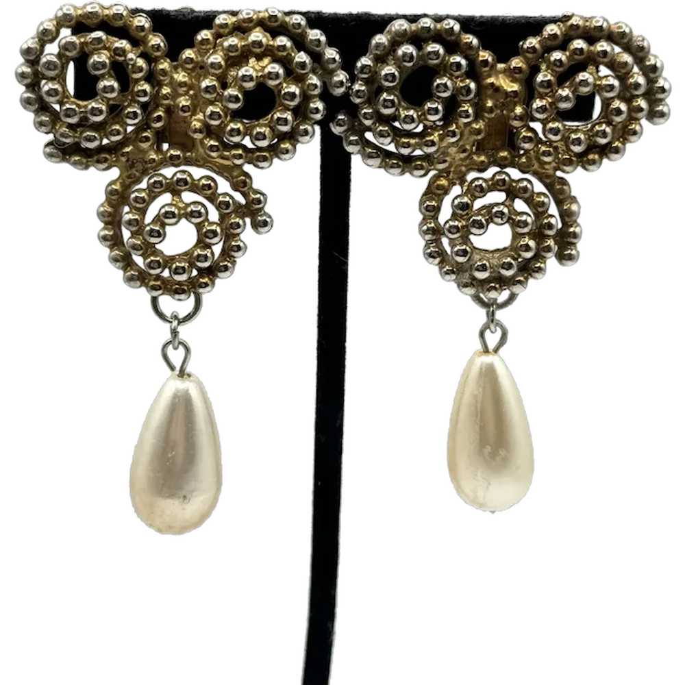 Vintage gold pearl dangle earrings - image 1