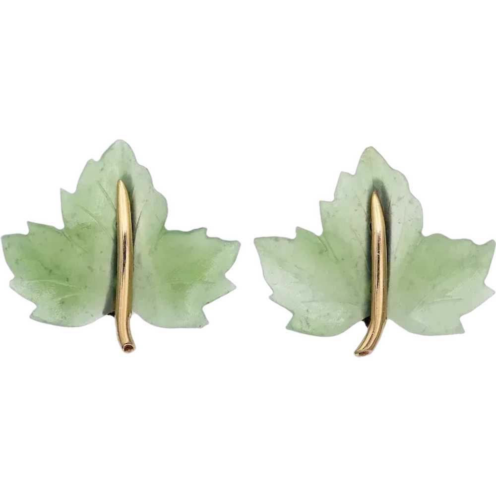 Vintage 14K Yellow Gold Green Jade Carved Leaf Sc… - image 1