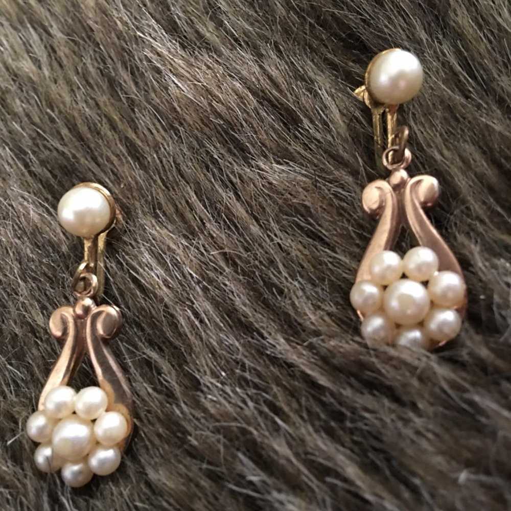 Vintage Vintage 50s gold tone pearl accent earrin… - image 1