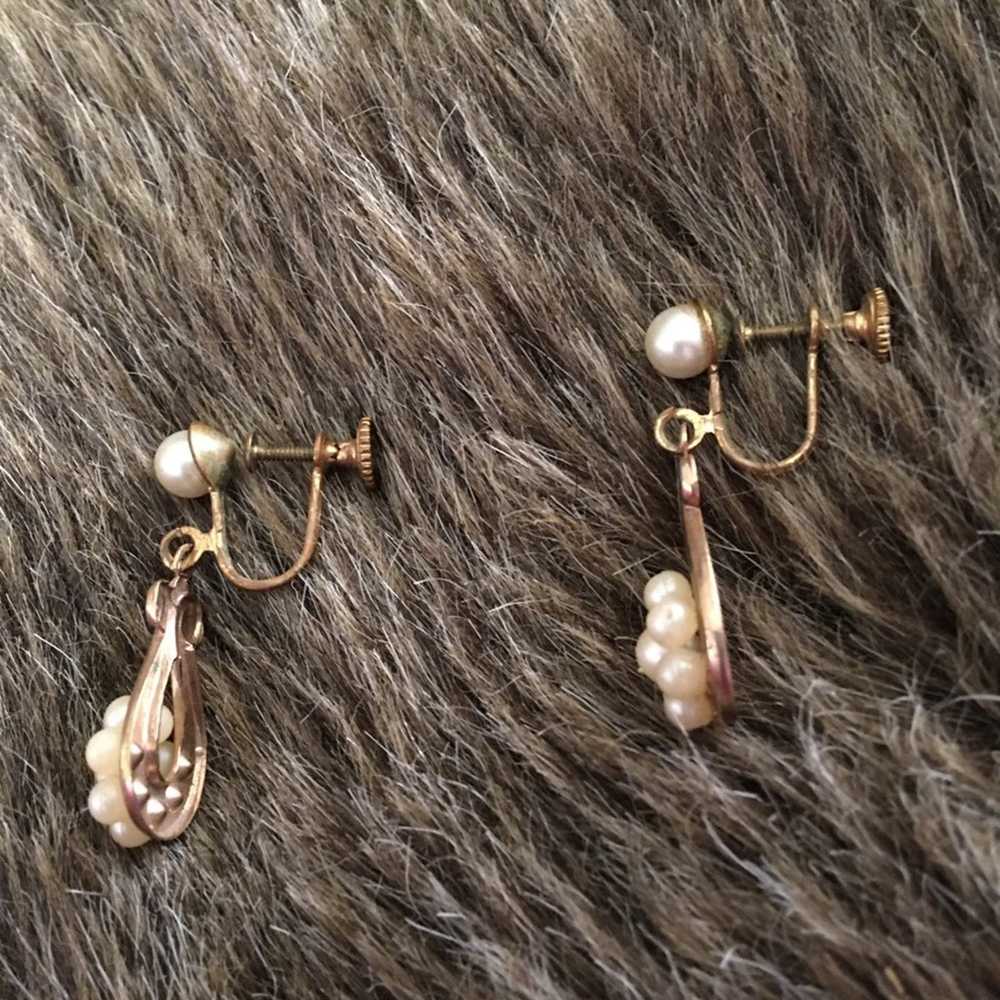 Vintage Vintage 50s gold tone pearl accent earrin… - image 3