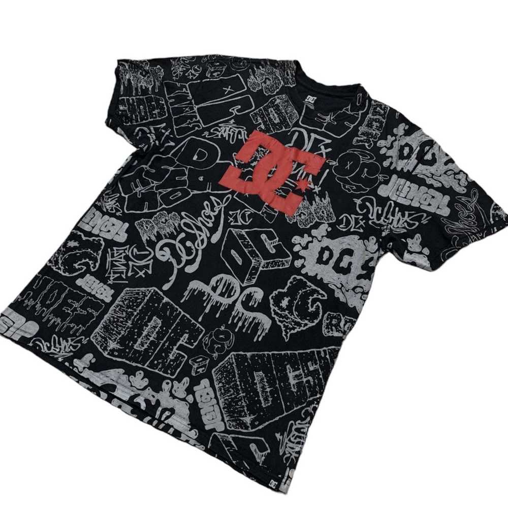 Dc × Streetwear Vtg DC Shoe Co All Over Print T-S… - image 2