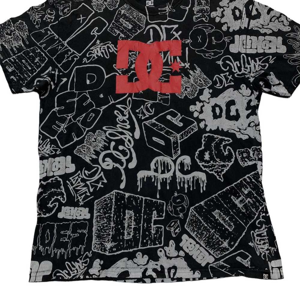 Dc × Streetwear Vtg DC Shoe Co All Over Print T-S… - image 4