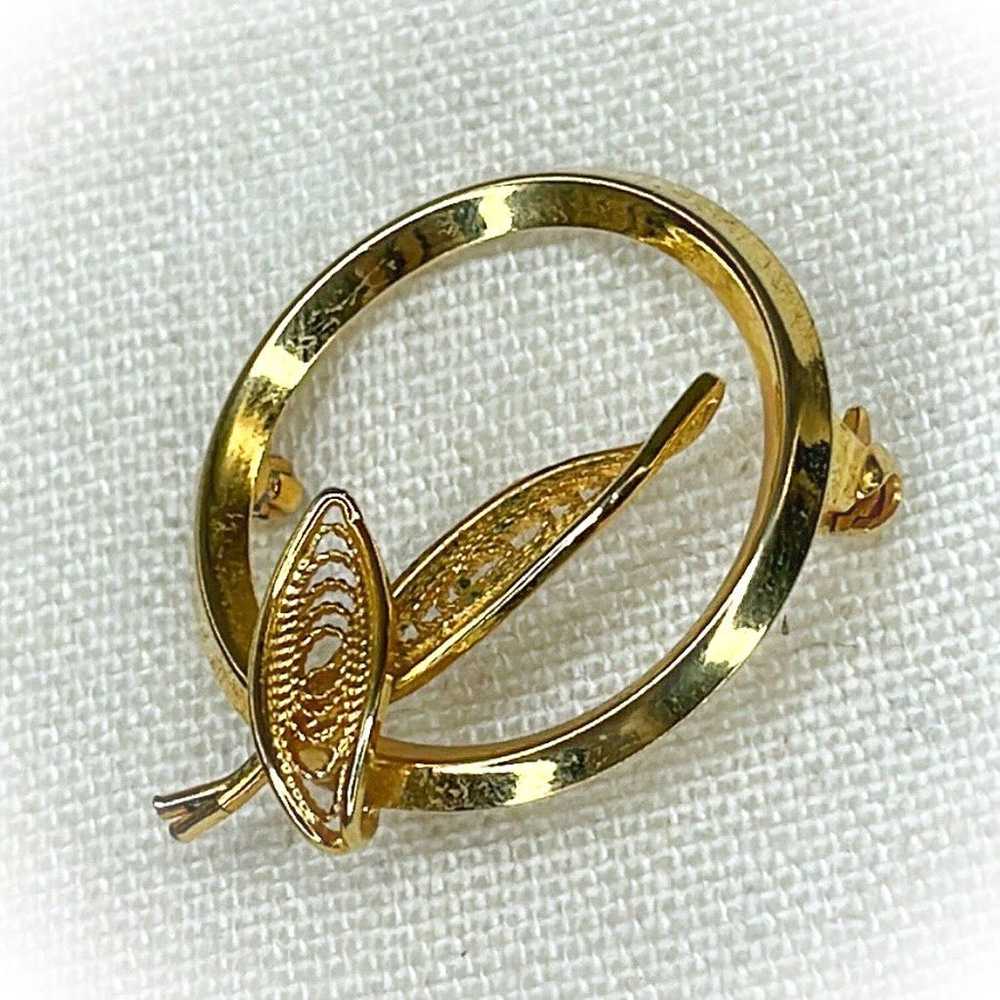 Beautiful Gold Tone Vintage Pin Brooch Circle wit… - image 3