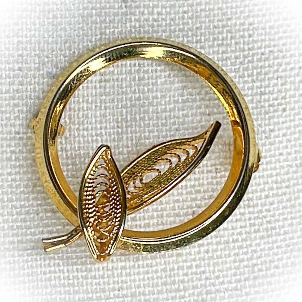 Beautiful Gold Tone Vintage Pin Brooch Circle wit… - image 4