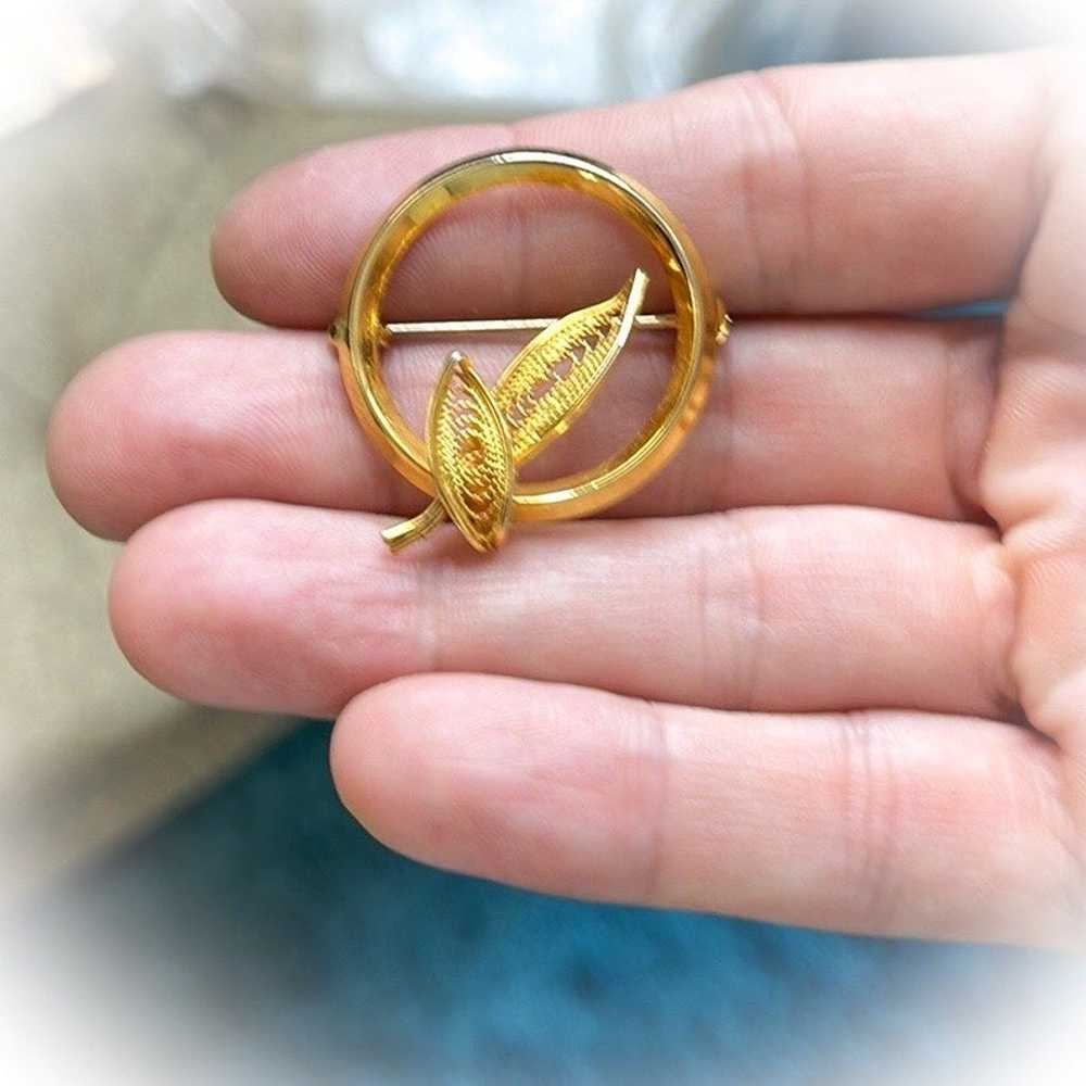 Beautiful Gold Tone Vintage Pin Brooch Circle wit… - image 5