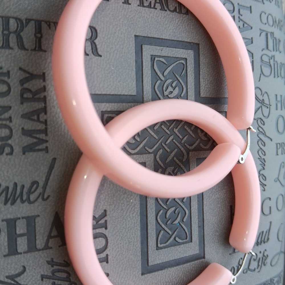 Vintage Resin Enamel Barbie Pink Hoop Earrings - image 3