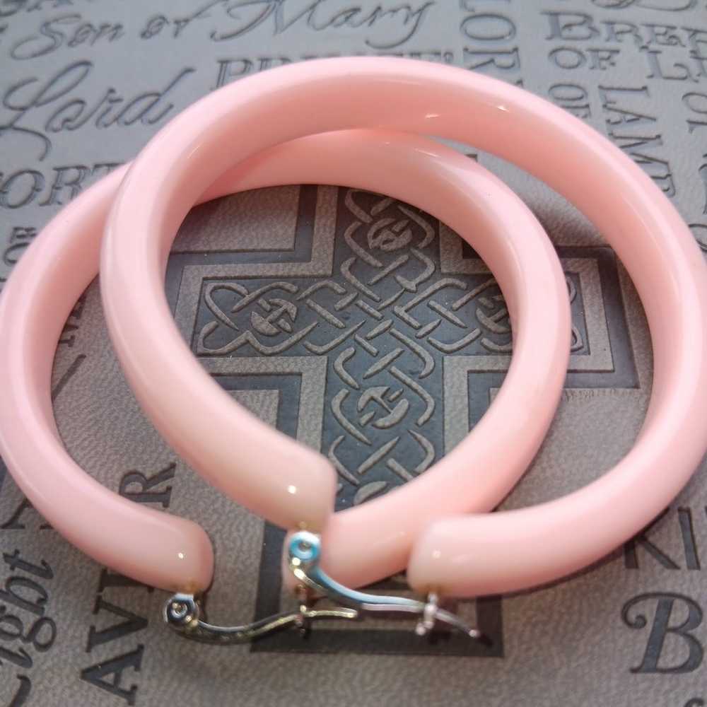 Vintage Resin Enamel Barbie Pink Hoop Earrings - image 9