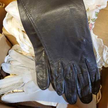 Vintage gloves, linen, handkerchiefs and collars - image 1