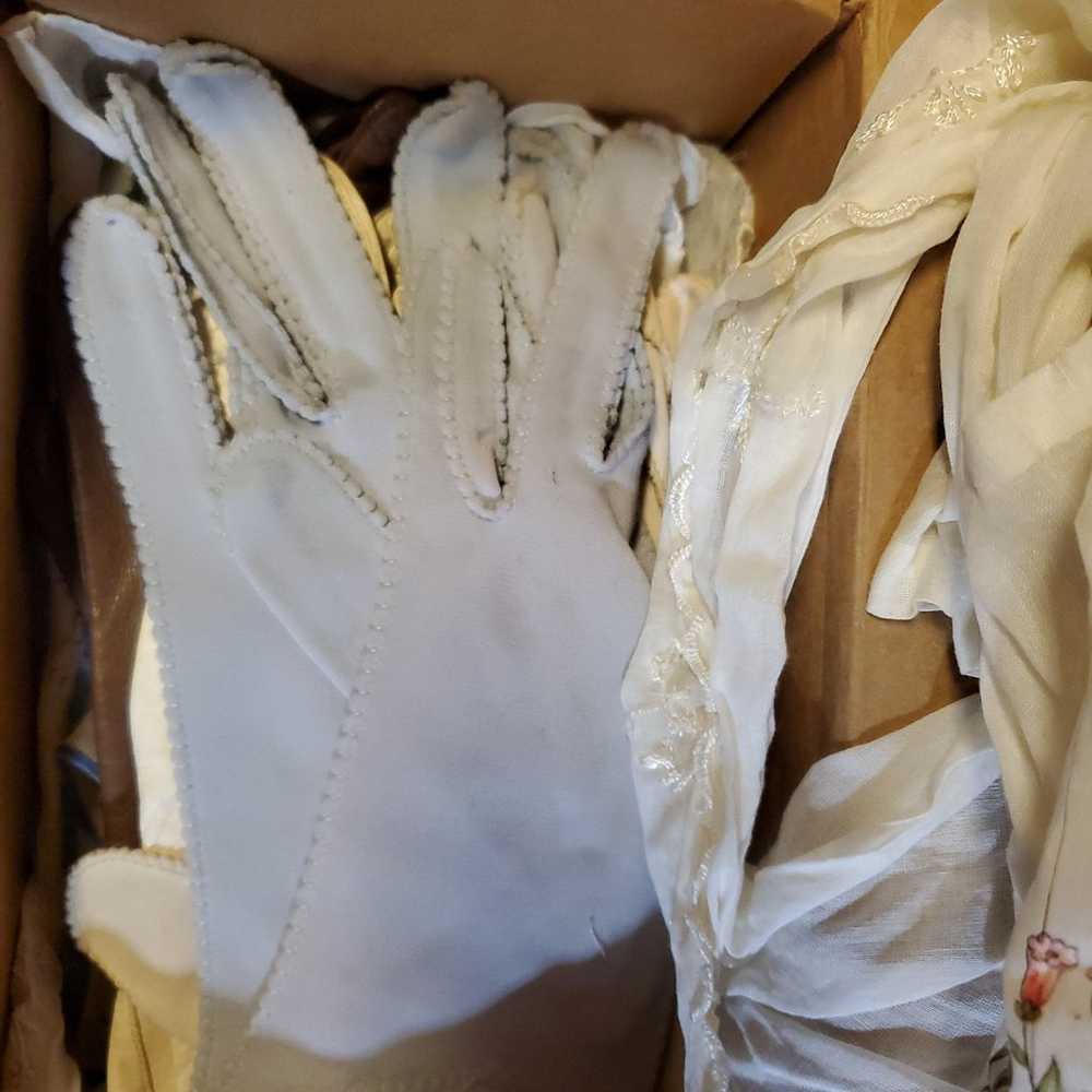 Vintage gloves, linen, handkerchiefs and collars - image 2