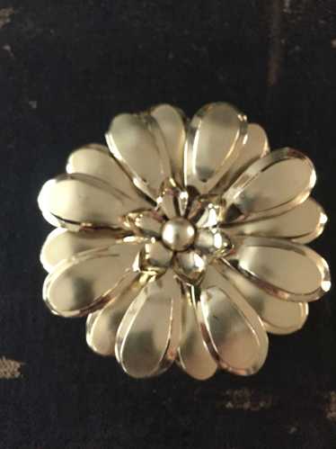 Vintage Large Gold Tone Metal Flower Brooch - image 1
