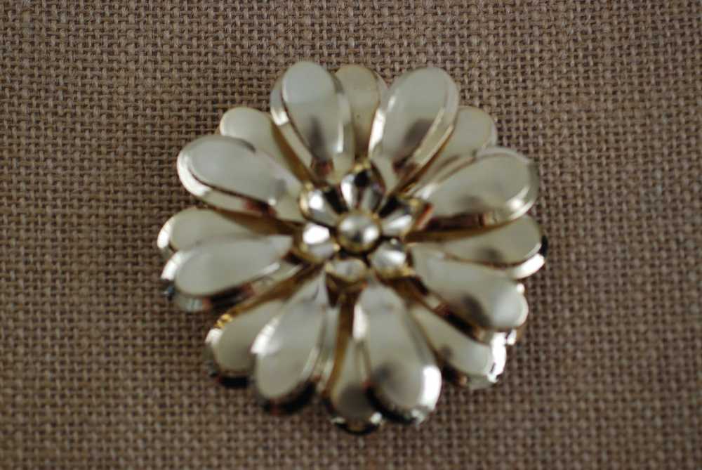 Vintage Large Gold Tone Metal Flower Brooch - image 3