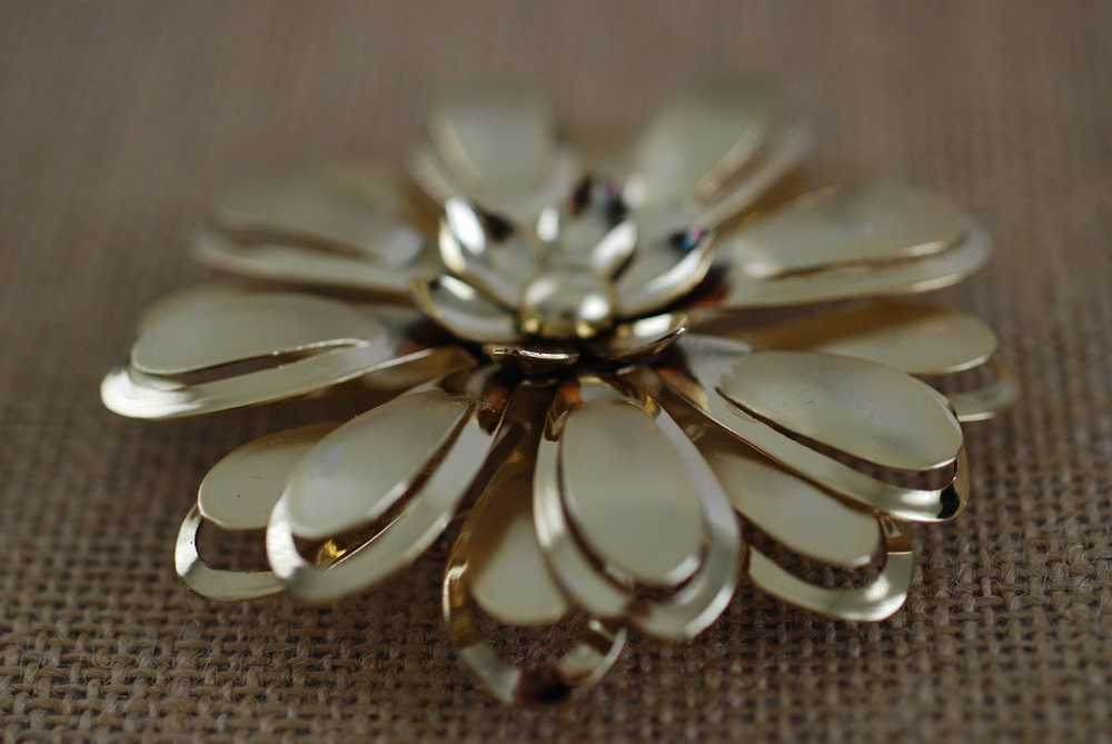 Vintage Large Gold Tone Metal Flower Brooch - image 4