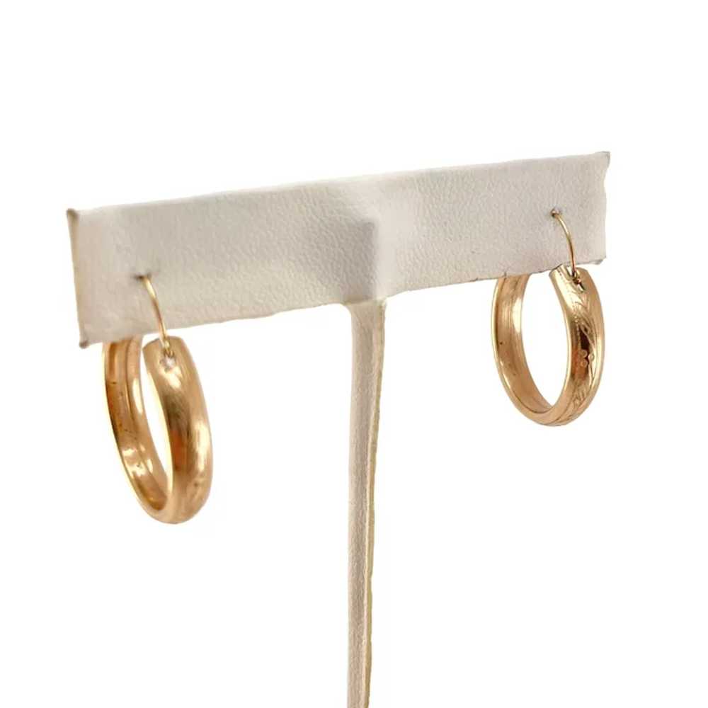 Etched Gold Filled Hoop Earrings 7/8" Vintage Pie… - image 9