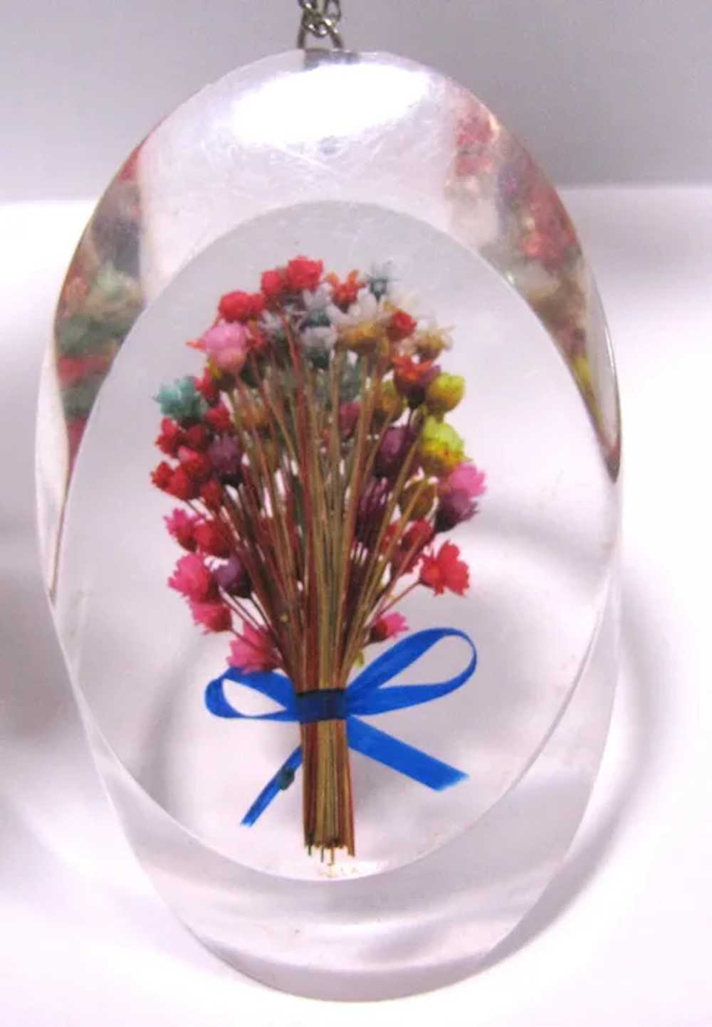 Huge Vintage Lucite Pendant w/ Encapsulated Flowe… - image 4