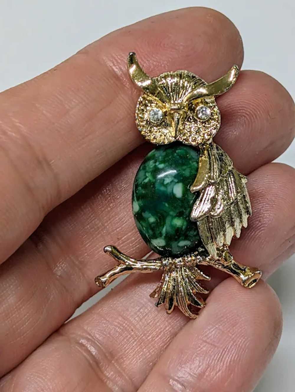Green Jelly Belly Gerry's Gold Tone Owl Brooch - image 2