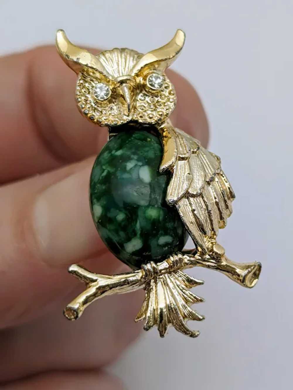 Green Jelly Belly Gerry's Gold Tone Owl Brooch - image 3