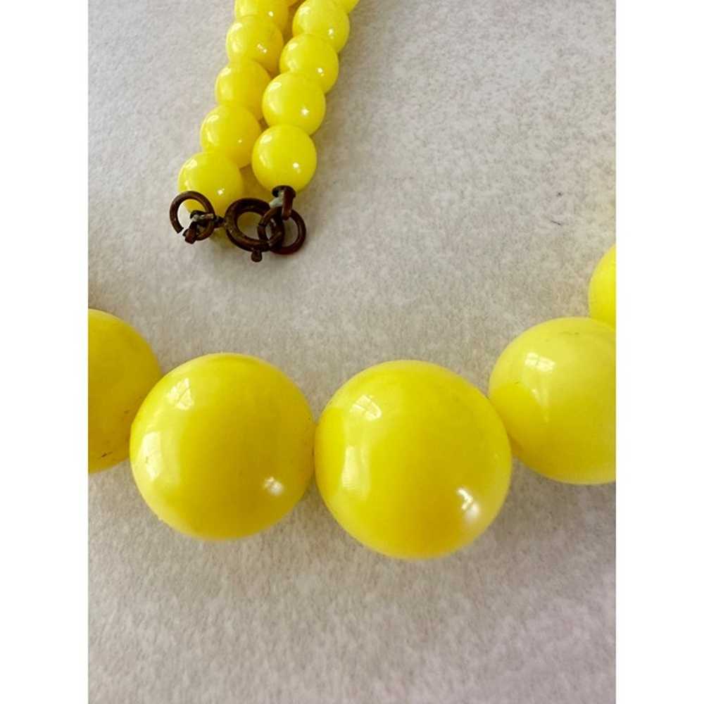 Vintage neon yellow plastic lucite graduated bead… - image 2