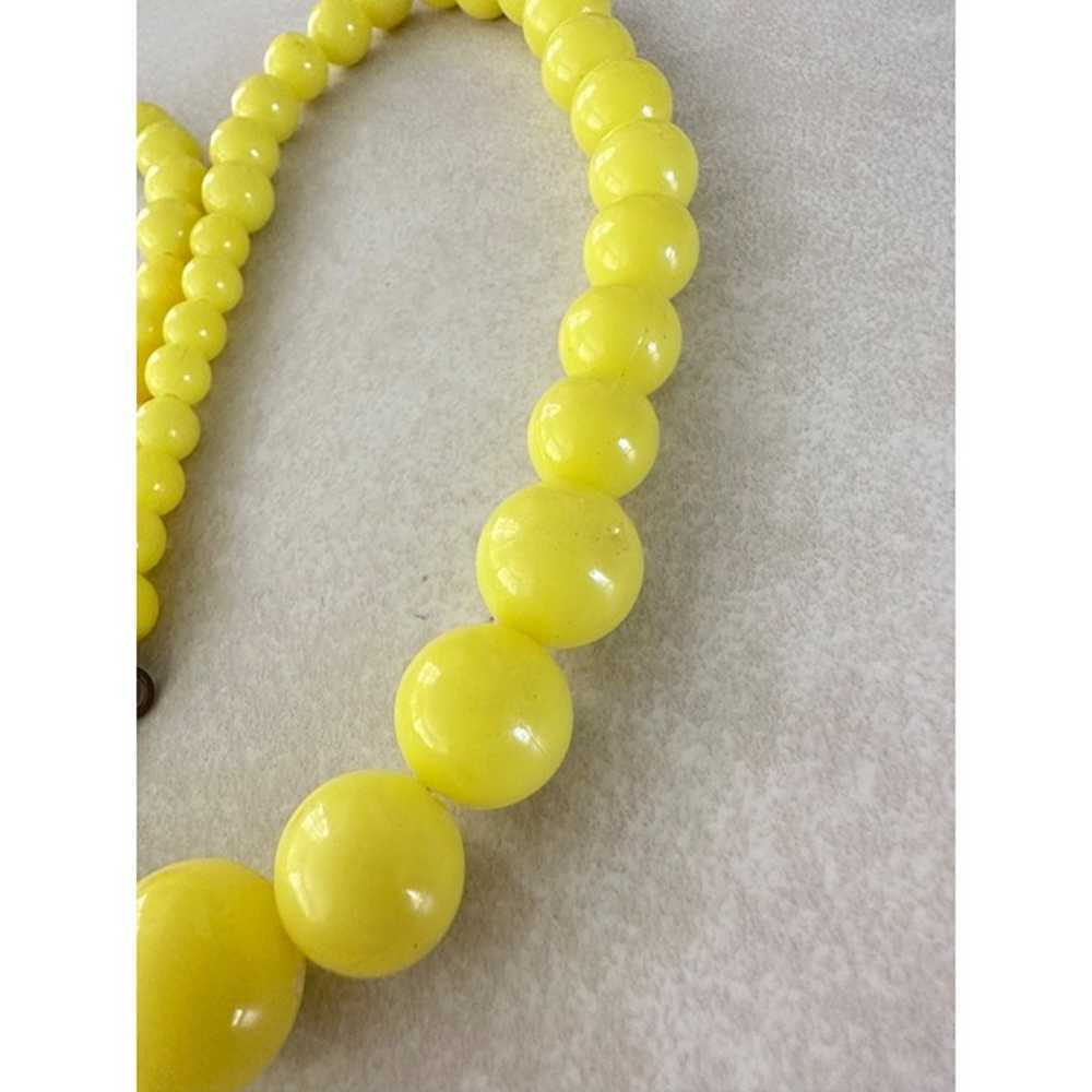 Vintage neon yellow plastic lucite graduated bead… - image 3