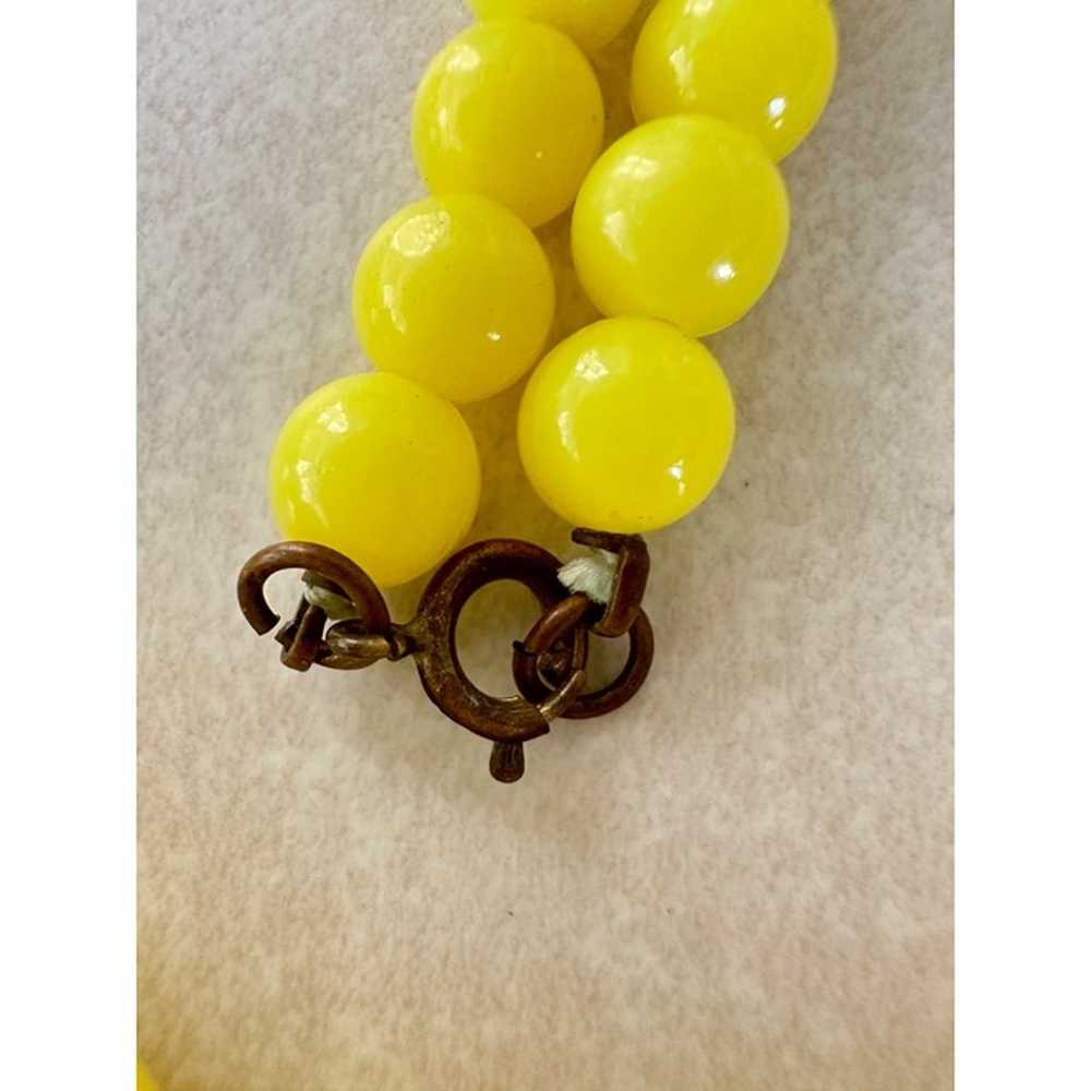 Vintage neon yellow plastic lucite graduated bead… - image 5