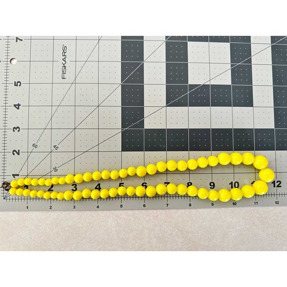 Vintage neon yellow plastic lucite graduated bead… - image 7
