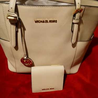 Michaels kors purse and matching wallet, DUST BAG… - image 1