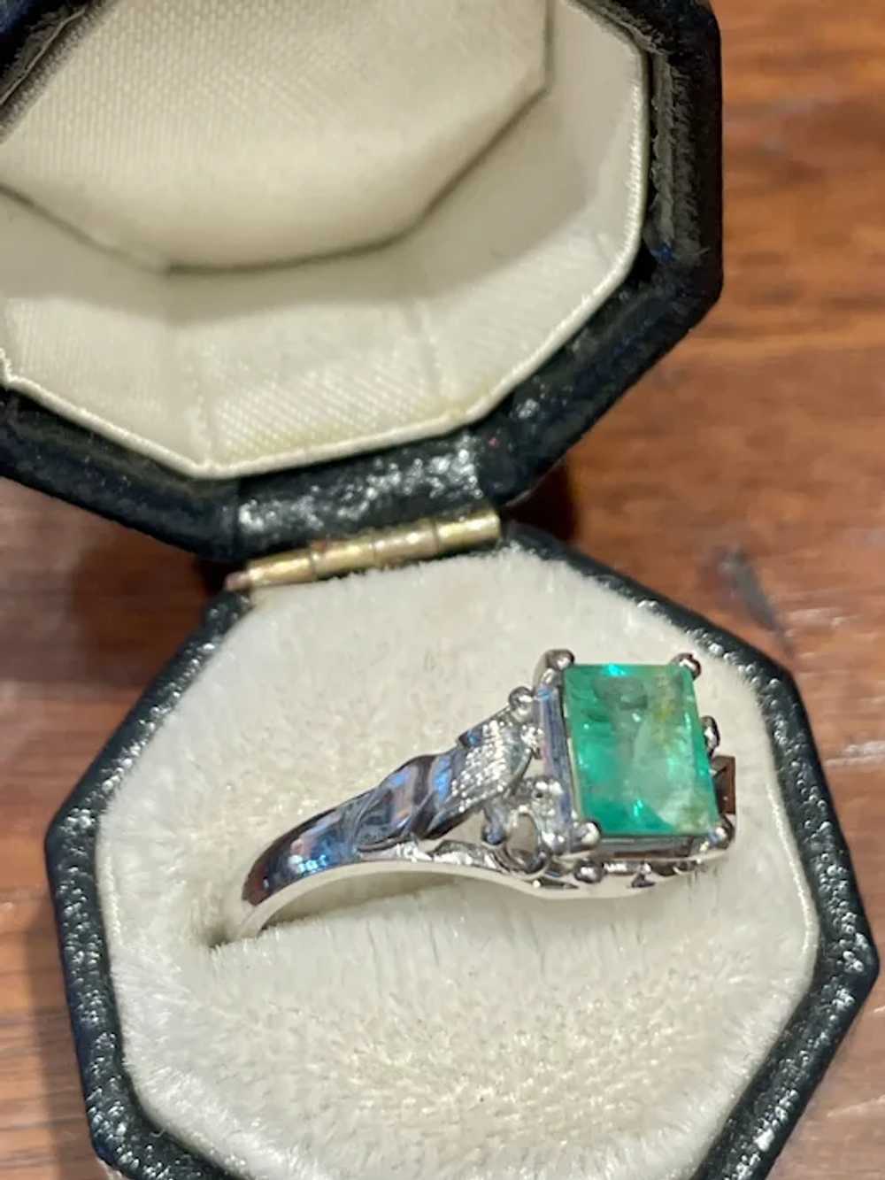 10k White Gold Emerald Ring - image 2