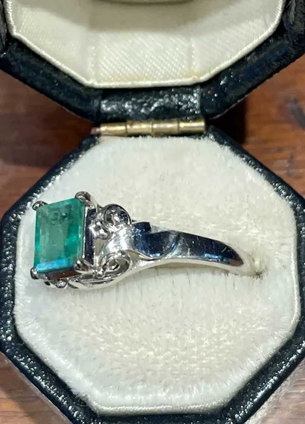 10k White Gold Emerald Ring - image 3