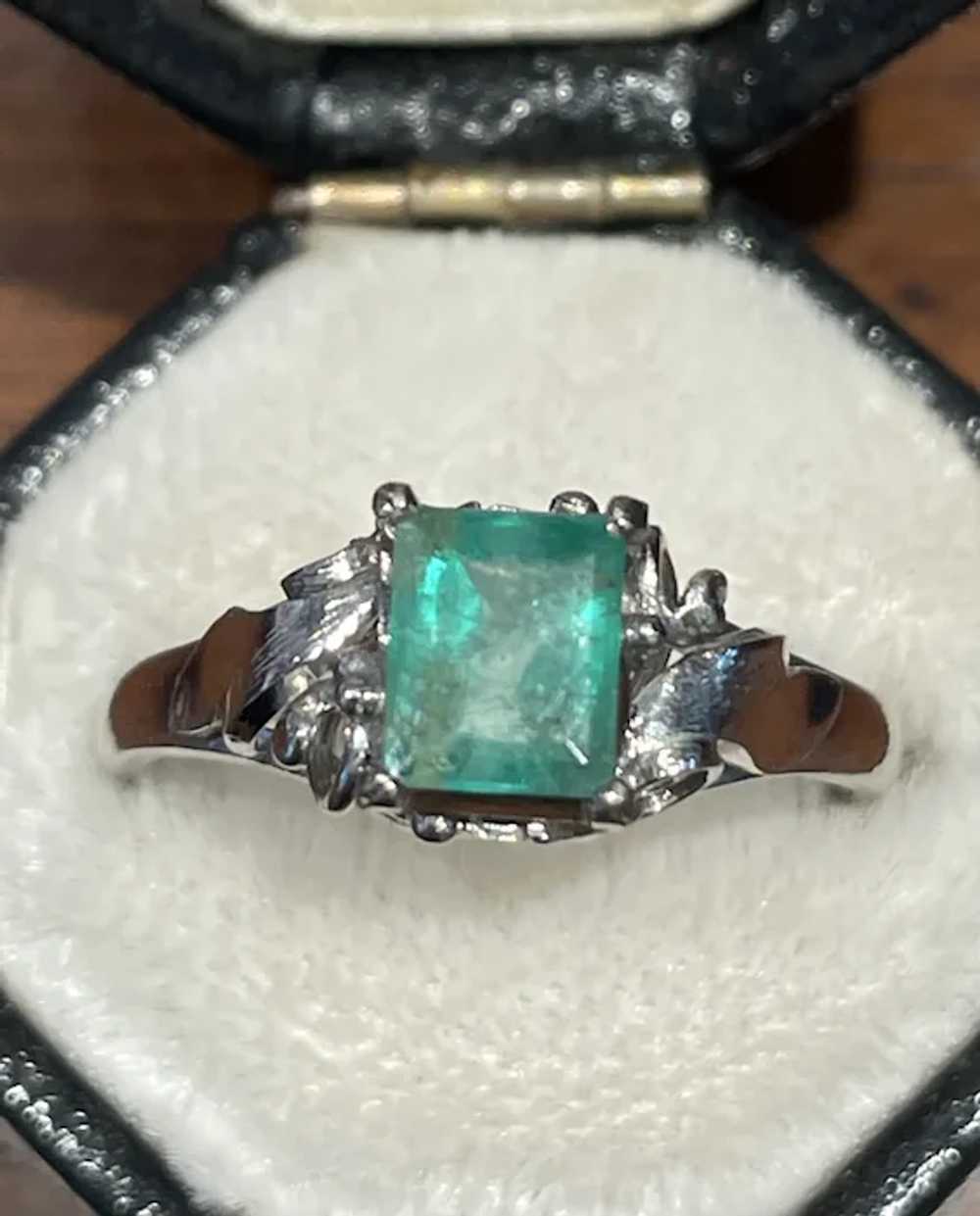 10k White Gold Emerald Ring - image 4