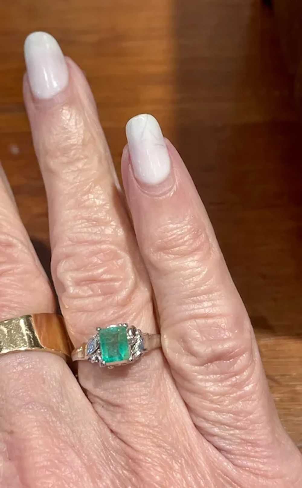 10k White Gold Emerald Ring - image 5