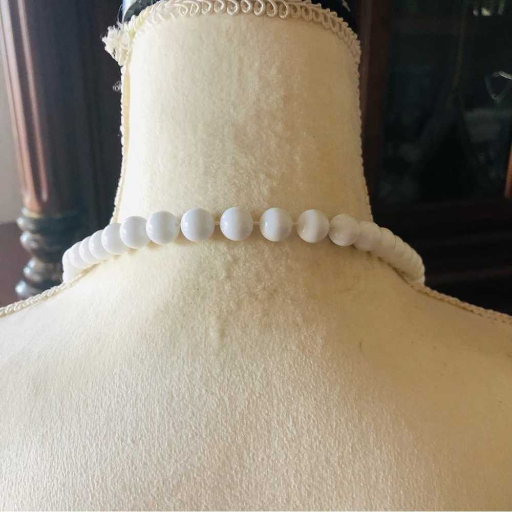 Jewelry Knotted white plastic pearl bead necklace - image 3