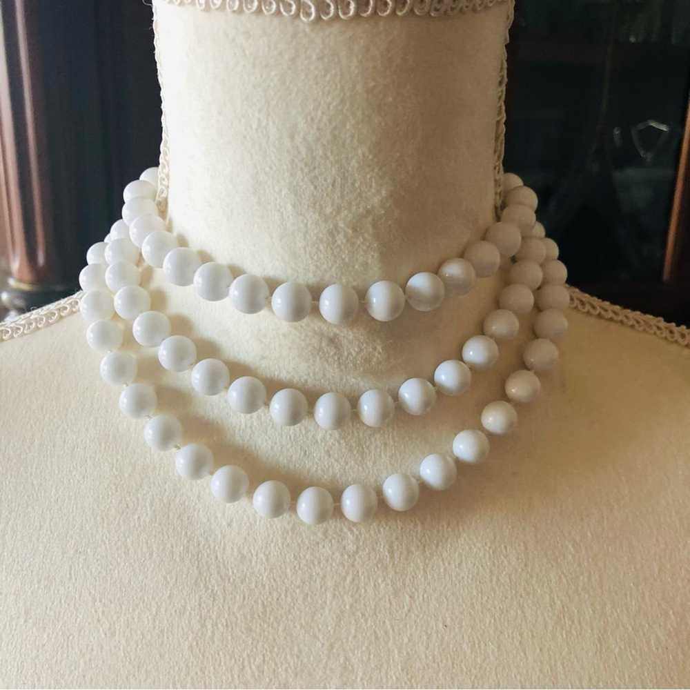 Jewelry Knotted white plastic pearl bead necklace - image 4