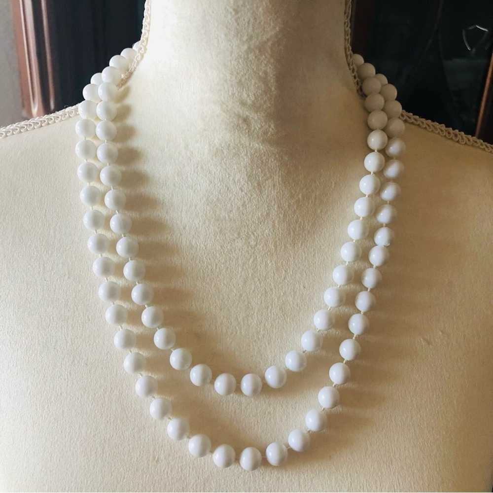 Jewelry Knotted white plastic pearl bead necklace - image 5