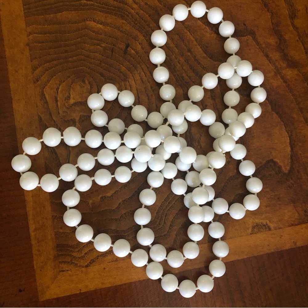 Jewelry Knotted white plastic pearl bead necklace - image 6