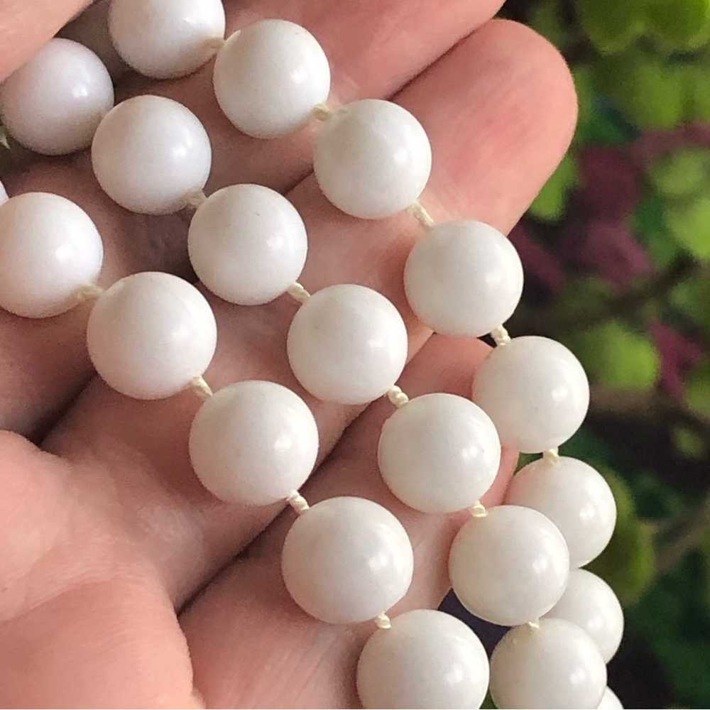 Jewelry Knotted white plastic pearl bead necklace - image 7