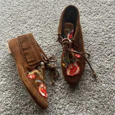 NWOT Tory Burch Huntington Embroidered Moccasins