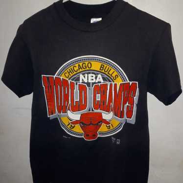 VINTAGE 90'S Chicago Bulls T-Shirt Adult (S) - image 1