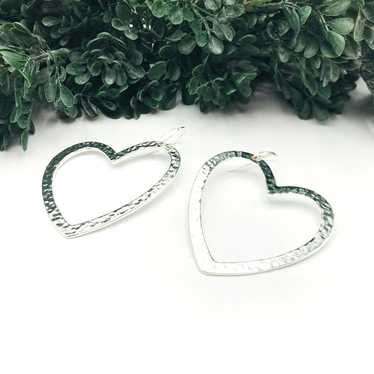 Heart shaped earrings silver tone hammered finish… - image 1