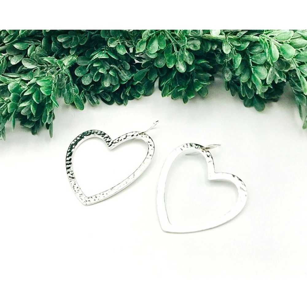 Heart shaped earrings silver tone hammered finish… - image 4