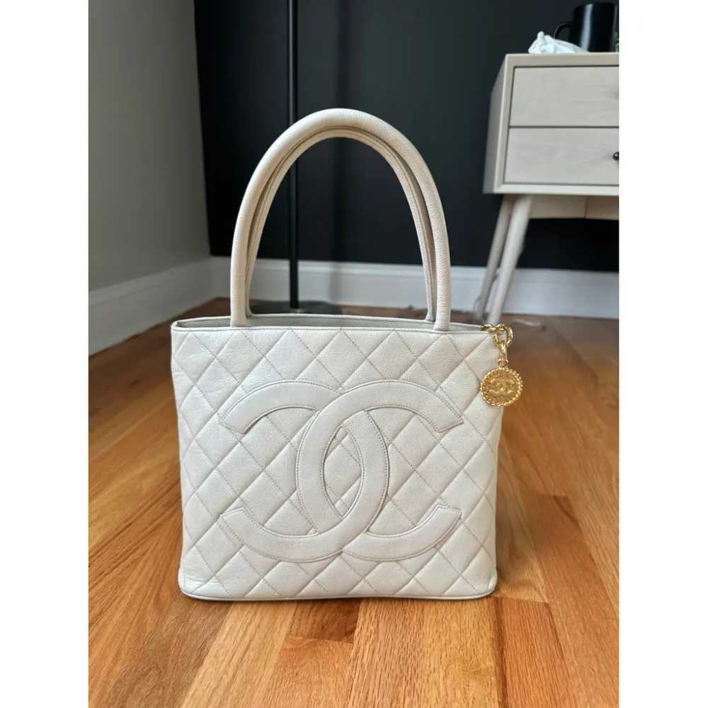Chanel Médaillon leather tote - image 2