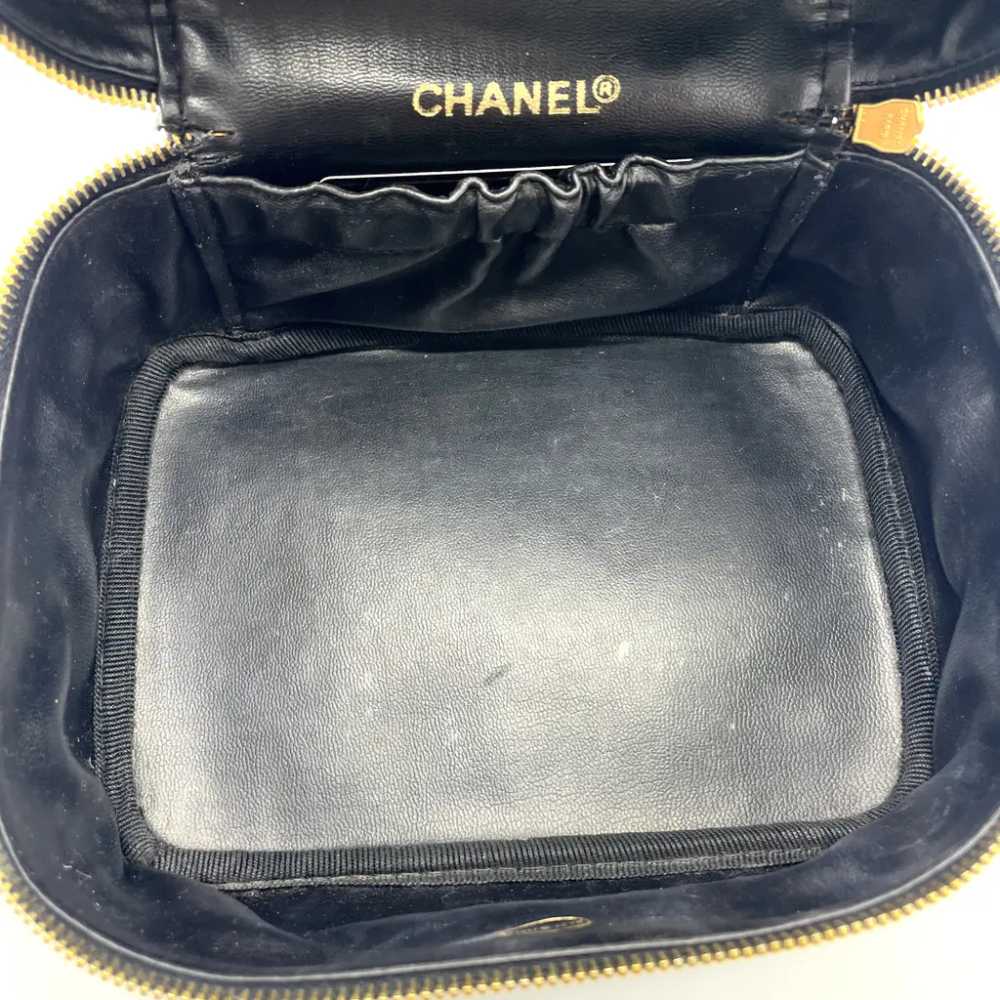 Chanel Leather vanity case - image 9